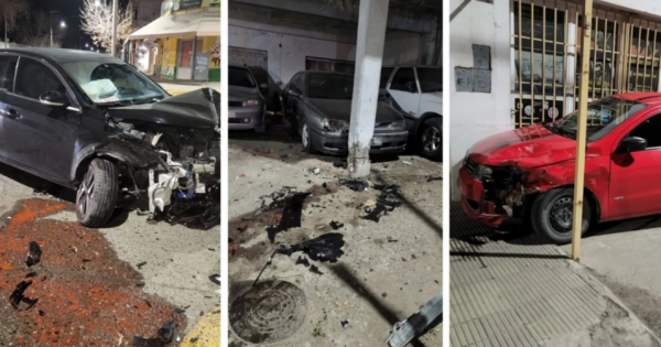 Violento choque entre dos autos en capital: uno terminó incrustado en una vivienda