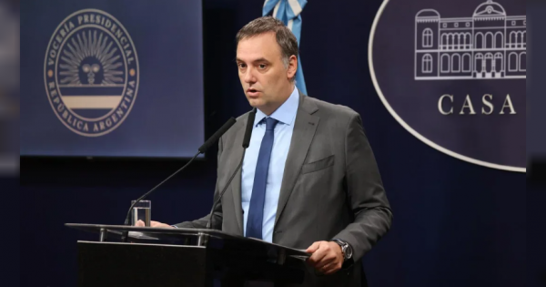 Adorni sobre la reelección indefinida: “Lo vivimos con tristeza y asco”