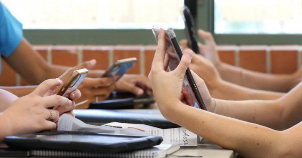 Escuelas sin pantallas: Neuquén prohíbe celulares en nivel inicial y primario
