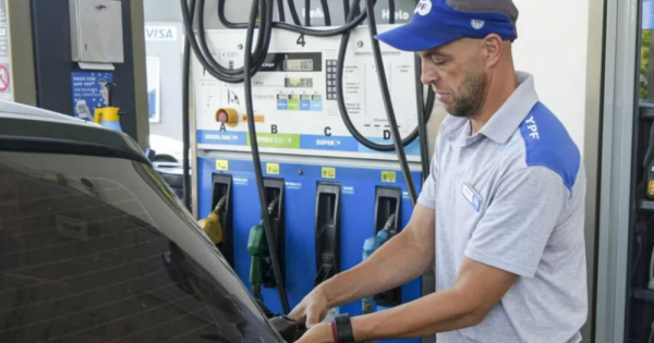 Julio llegaría con aumento en las naftas: advierten una suba del 5%