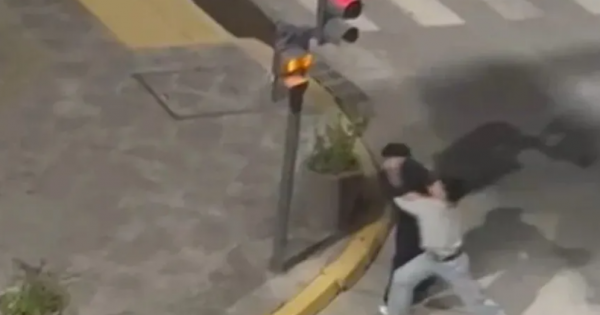 Madrugada accidentada en el centro neuquino: una pelea callejera casi termina en tragedia