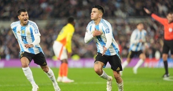 Thiago Almada salvó a Argentina con uno menos y evitó la caída ante Colombia Thiago Almada salvó a Argentina con uno menos y evitó la caída ante Colombia