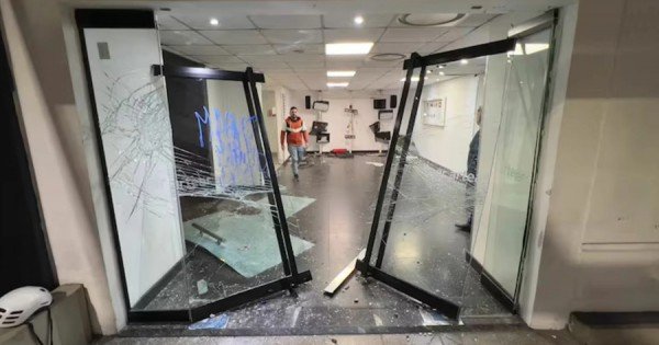 Tras la condena a Cristina: manifestantes destrozan las instalaciones de en TN y Canal 13 Tras la condena a Cristina: manifestantes destrozan las instalaciones de en TN y Canal 13