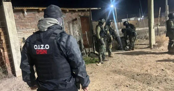 Buscan a joven que disparó 11 veces, mientras la víctima pelea por su vida