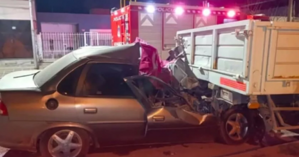Fatal choque en la madrugada neuquina: un hombre murió al impactar contra un camión