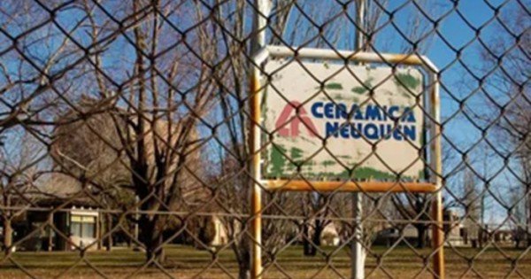 Una empresa privada irrumpe en el conflicto ceramista por el predio de la fábrica