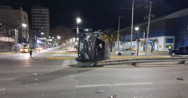 Impactante accidente en Neuquén: un auto terminó sobre el guardarraíl