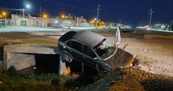 Tras un violento choque, un auto terminó colgado de un puente