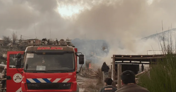 Bariloche: una joven de 20 años murió en un incendio que arrasó un barrio Bariloche: una joven de 20 años murió en un incendio que arrasó un barrio