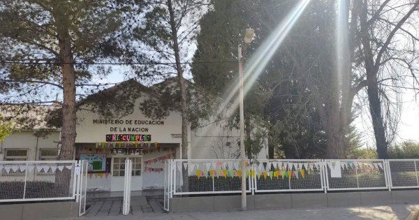 Críticas en una escuela rural por nombramiento de docente acusado de abuso