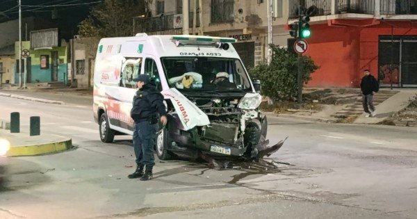 Una ambulancia con un herido de bala colisionó con un colectivo en pleno centro