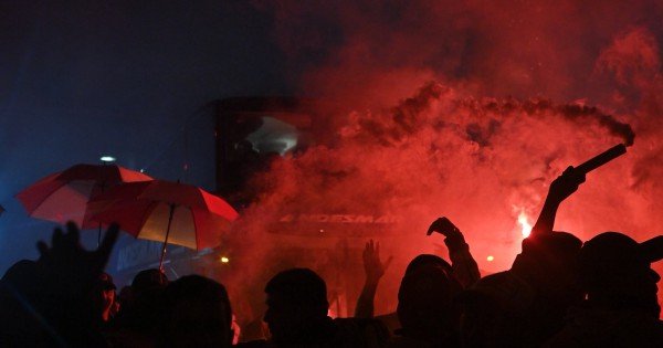 El emotivo banderazo de los hinchas de River antes del viaje al Mundial de Clubes