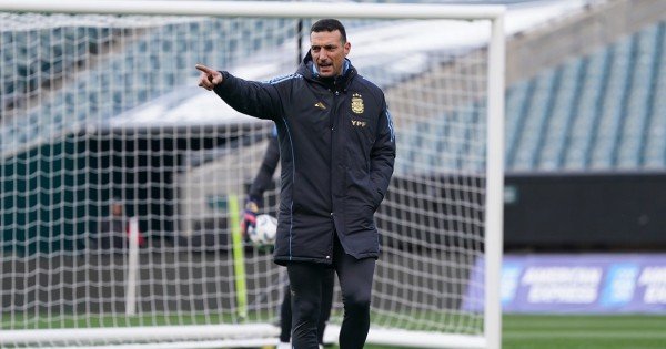 Argentina sufre una nueva baja y Scaloni define el equipo para visitar a Chile