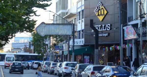 Concejales impulsan un plan para sumar lugares de estacionamiento en Neuquén Concejales impulsan un plan para sumar lugares de estacionamiento en Neuquén