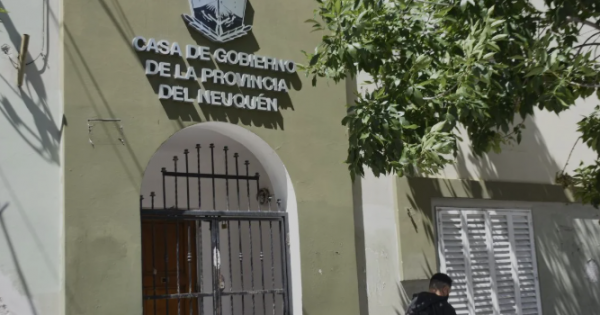 El Gobierno neuquino enfrenta más despidos de empleados incumplidores