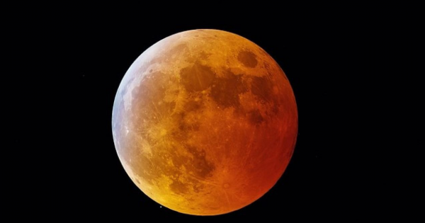 La Luna se tiñó de rojo e impactó a todos: las causas del fenómeno