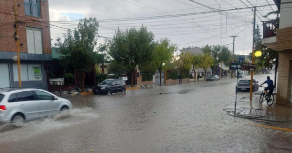 La intensa tormenta que azotó el Alto Valle dejó calles inundadas y vehículos arrastrados