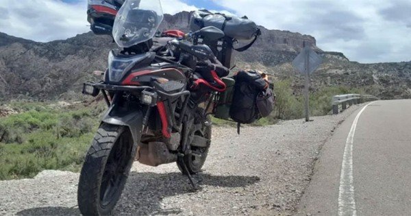 Les robaron la moto a unos turistas salteños y esperan información