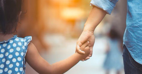 Madre desobedece fallos y se muda con su hija a Buenos Aires Madre desobedece fallos y se muda con su hija a Buenos Aires