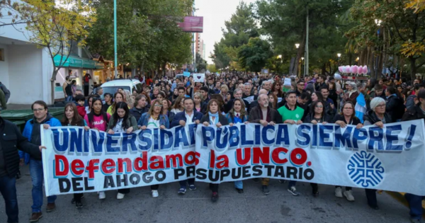 Paro en la UNCo: el ajuste salarial empuja a los docentes a las calles