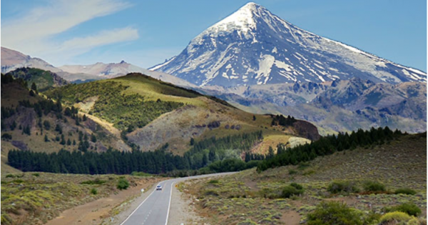 Reabren las actividades en el volcán Lanín tras controlar el incendio