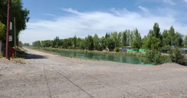 Urgente rescate en Fernández Oro: dos niños cayeron al canal principal