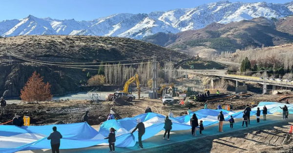 La bandera más larga de Neuquén crece: este año se volvió a desplegar en Andacollo