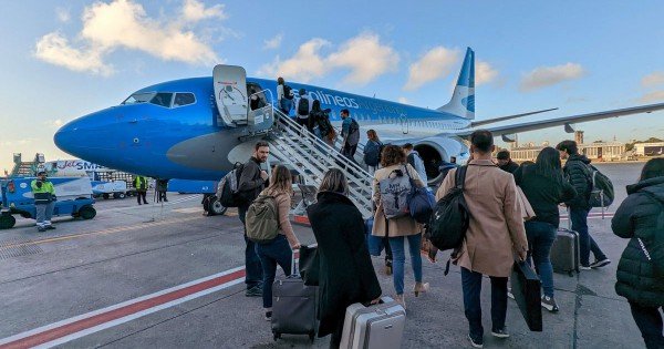 Paro de pilotos de Aerolíneas Argentinas: 6.000 pasajeros afectados por la medida