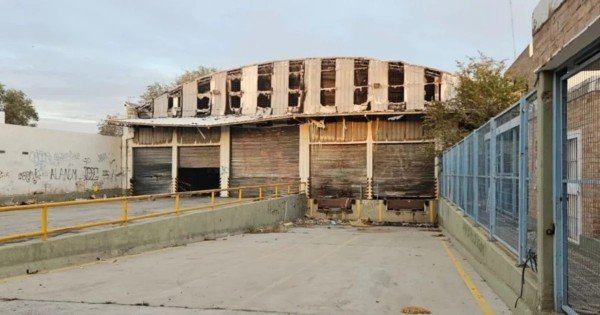 Tiran abajo un galpón abandonado que generaba peligro para una escuela