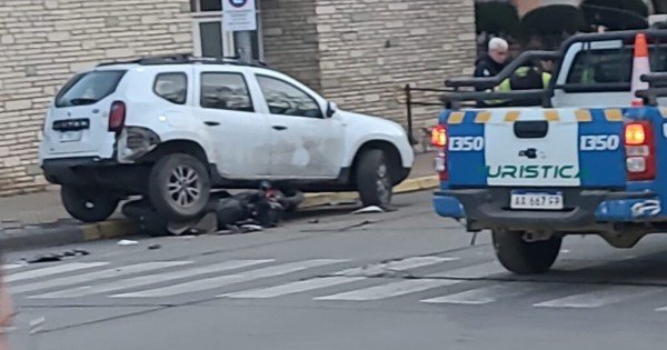 Motociclista sin luces ni papeles choca a toda velocidad contra una camioneta