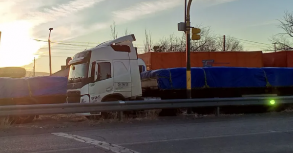 Más de 240 camiones varados en Las Lajas por el cierre del Paso Pino Hachado