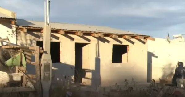 Ocupan una casa por necesidad: el drama de una familia neuquina tras un incendio