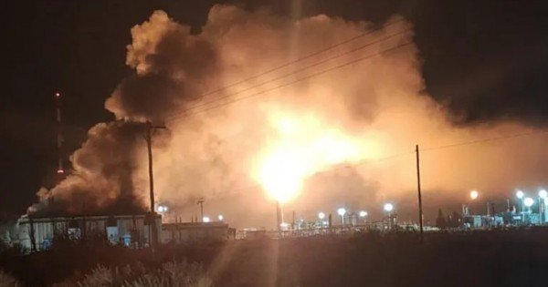 Incendio y explosión en las instalaciones de una planta de gas camino a Mari Menuco