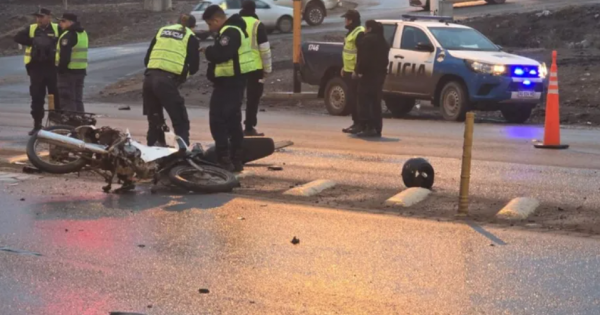 Una motociclista murió embestida por un auto en la Ruta 7 y el conductor se fugó