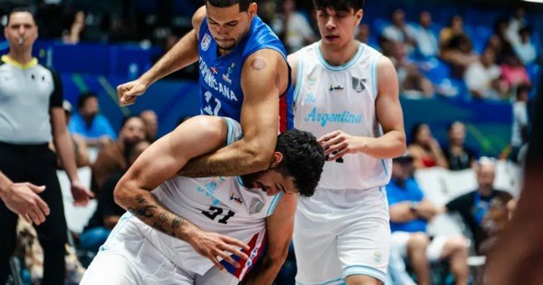 Empujones, sangre y polémica arbitral: el caliente cierre de Argentina vs Dominicana