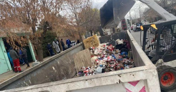 Animales y basura: el dramático rescate en la casa de un acumulador