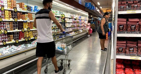 Dólar en alza, precios también: la inflación de agosto apunta al 2%