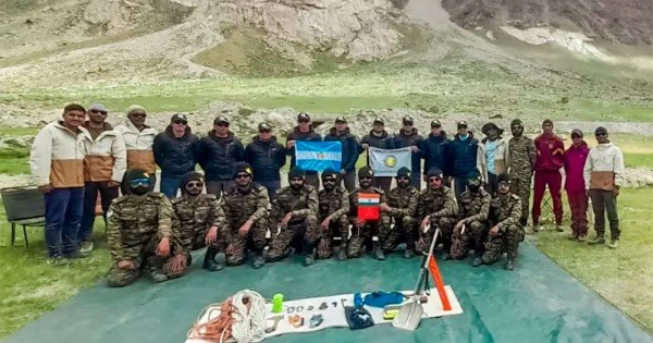 Miembros del Ejército Argentino llegaron a la cima en el Monte Kun Miembros del Ejército Argentino llegaron a la cima en el Monte Kun