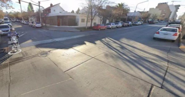 Un auto con un nene adentro se movió solo y provocó un choque en pleno centro