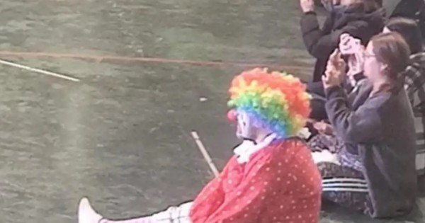 Exfuncionario denunciado por abuso sexual apareció en un festejo infantil