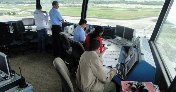 Controladores aéreos anuncian paro escalonado: vuelos afectados varios días