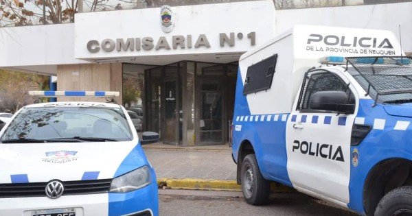 Un periodista busca su mochila robada del auto en pleno centro