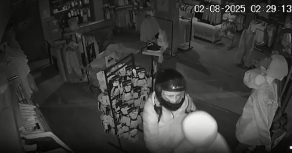 Motochorros desvalijaron un local de indumentaria de nieve en pleno centro de Neuquén