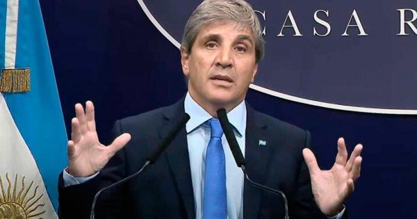 Caputo enfrenta vencimientos por  billones y busca evitar presión sobre el dólar