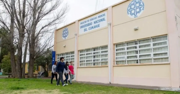 Viral y polémica: aviso sobre “prácticas íntimas” en baños de la UNCo