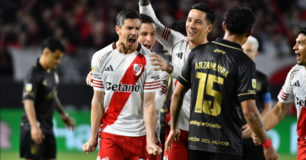 Con 10 jugadores, River venció a Estudiantes y recuperó la cima del Grupo B