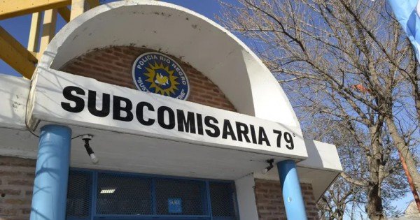 Un joven descontrolado atacó autos, comercios y fue reducido por vecinos Un joven descontrolado atacó autos, comercios y fue reducido por vecinos