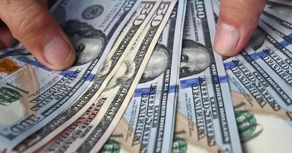 El dólar mayorista rozó el techo de la banda y el mercado se hunde
