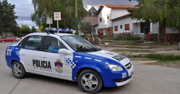 Dos policías de Chos Malal imputados por detención violenta a un hombre y una mujer