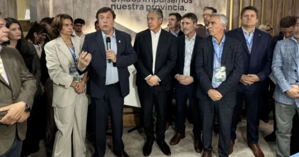 Oleoducto, GNL y empleo local: los ejes de Weretilneck en la Argentina Oil & Gas